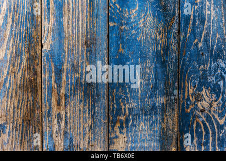 Holzbretter mit Risse im Lack. Blaue Farbe. Stockfoto