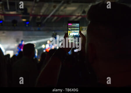 Video Broadcast von einem Konzert von einem Smartphone Stockfoto