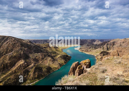 Ili-flusses. Kasachstan. Almaty Region. Der Fluss fließt durch die Schlucht. Bewölkter Himmel. Feder. Die Quelle ist in China. Es fließt in den See Balkhash Stockfoto