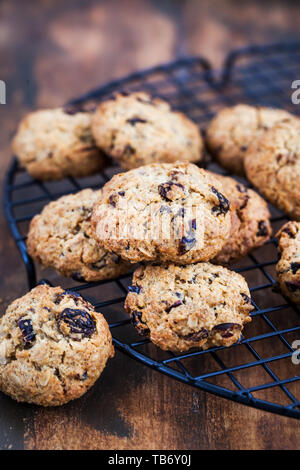 Hausgemachte frisch gebackenes Müsli und Obst cookies Stockfoto