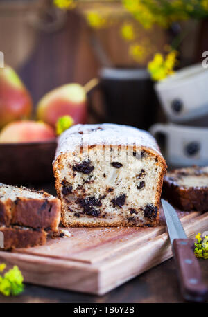 Köstliche hausgemachte Schokolade und Birnen Brot Kuchen auf rustikalen Holzmöbeln Hintergrund Stockfoto