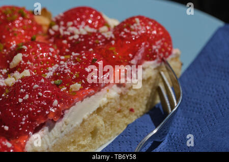 Nahaufnahme der Erdbeertorte mit einer Gabel an einem sonnigen Tag Stockfoto