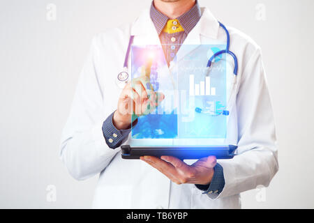 Arzt interagiert mit virtuellen Bildschirm der neuen Technologie für die Medizin. Stockfoto