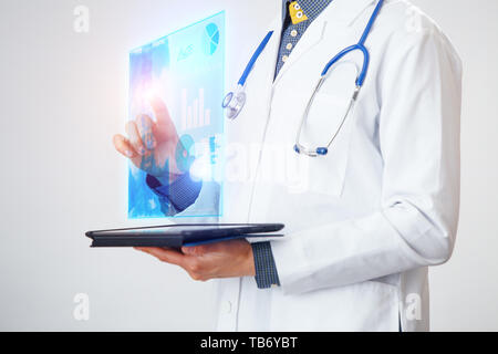 Arzt interagiert mit virtuellen Bildschirm der neuen Technologie für die Medizin. Stockfoto