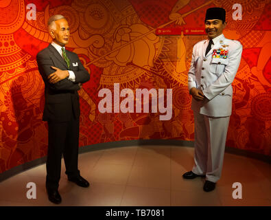 Bangkok, Thailand, März 2013 eine waxwork Soekarno und Plaek Pibulsonggram auf Anzeige bei Madame Tussauds Wax Museum in Siam Discovery Stockfoto