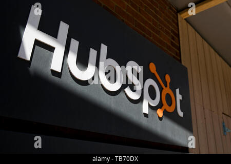 Ein logo Zeichen außerhalb des Hauptquartiers von HubSpot in Cambridge, Massachusetts am 29. April 2019. Stockfoto