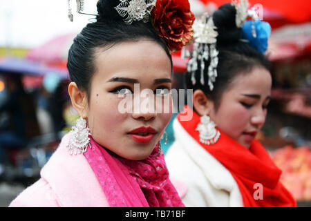 Porträt einer wunderschönen Miao Mädchen in Guizhou, China Stockfoto