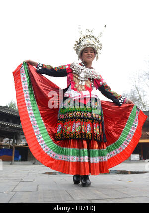 Porträt einer wunderschönen Miao Mädchen in Guizhou, China Stockfoto