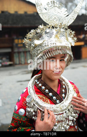 Porträt einer wunderschönen Miao Mädchen in Guizhou, China Stockfoto