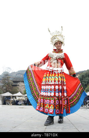 Porträt einer wunderschönen Miao Mädchen in Guizhou, China Stockfoto