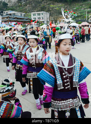 Zhouxi Miao Mädchen Trachten tragen, während die Lusheng-Festival. Stockfoto