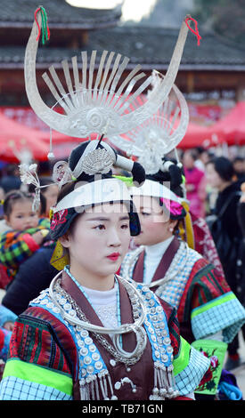 Zhouxi Miao Mädchen Trachten tragen, während die Lusheng-Festival. Stockfoto