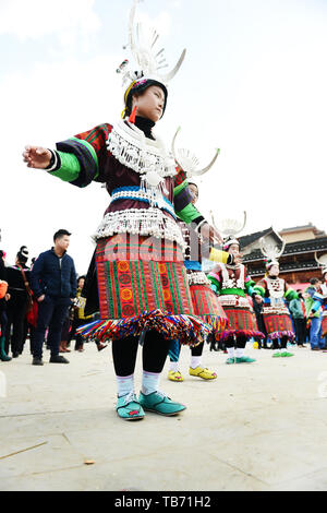 Zhouxi Miao Mädchen Trachten tragen, während die Lusheng-Festival. Stockfoto