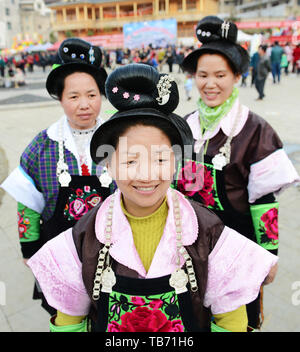 Zhouxi Miao Mädchen Trachten tragen, während die Lusheng-Festival. Stockfoto