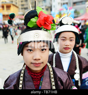 Zhouxi Miao Mädchen Trachten tragen, während die Lusheng-Festival. Stockfoto