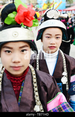 Zhouxi Miao Mädchen Trachten tragen, während die Lusheng-Festival. Stockfoto