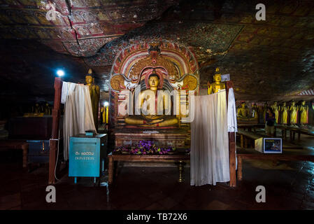 Dambulla, Sri Lanka - 30. März 2019: Dambulla Cave Tempel Innenraum mit vielen Buddha Statuen in Sri Lanka Stockfoto