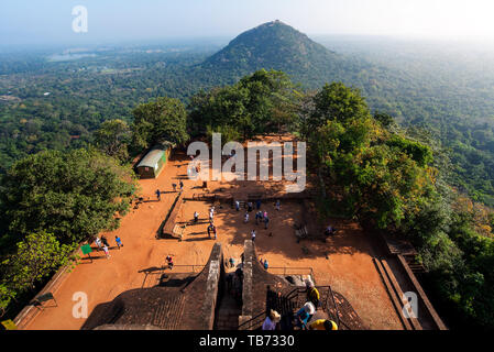 Sigiriya, Sri Lanka - 31. März 2019: Sigiriya alte Festung in Sri Lanka mit Touristen die Treppen der Ansicht von oben an einem sonnigen Tag Stockfoto