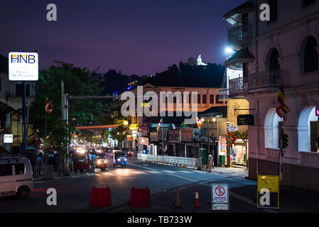 Kandy, Sri Lanka - 31. März 2019: NIght street Szene eines geschäftigen Innenstadt von Kandy eine Heilige und touristische Stadt in Sri Lanka Stockfoto