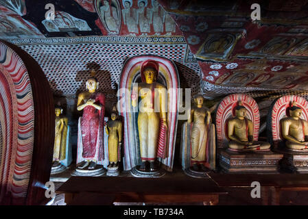 Dambulla, Sri Lanka - 30. März 2019: Dambulla Cave Tempel Innenraum mit vielen Buddha Statuen in Sri Lanka Stockfoto