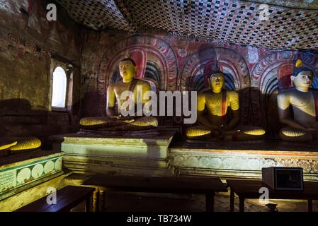 Dambulla, Sri Lanka - 30. März 2019: Dambulla Cave Tempel Innenraum mit vielen Buddha Statuen in Sri Lanka Stockfoto