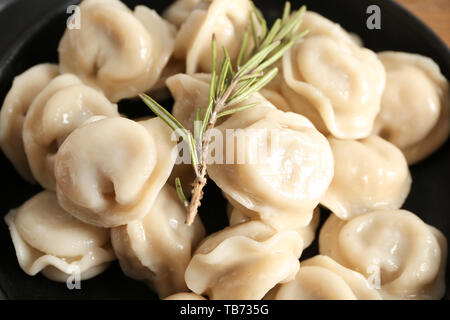 Leckere Knödel in Pan, Nahaufnahme Stockfoto
