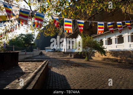 Dambulla, Sri Lanka - 30. März 2019: Dambulla Cave Tempel komplex Eingang in Sri Lanka bei Sonnenuntergang Stockfoto