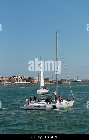Portsmouth, England, Großbritannien. Mai 2019. Zwei Yachten motor Segeln auf Portsmouth Harbour Stockfoto
