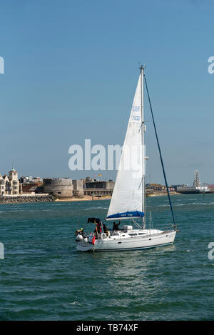 Portsmouth, England, Großbritannien. Mai 2019. Motorboot Abfahrt Portsmouth Harbour Stockfoto