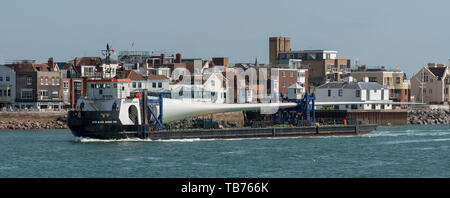 Portsmouth, England, Großbritannien. Ein deck Frachtschiff mit einem großen Wind Turbine blade an Bord. Die MTB-Blade Runner Zwei. Stockfoto