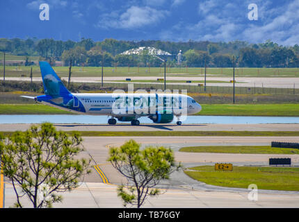 Orlando, Florida. März 01, 2019. Frontier Airlines Flugzeuge auf der Piste vorbereiten für den Abflug vom Internationalen Flughafen Orlando (MCO). Stockfoto