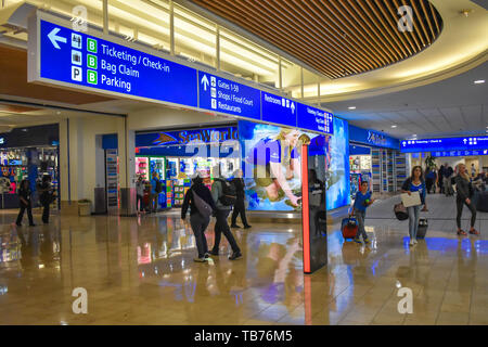 Orlando, Florida. März 01, 2019. Menschen wandern mit Gepäck in der Nähe von Seaworld speichern und Ansicht von oben von Ticketing- und Check-in blauen Schild in Orlando Int Stockfoto