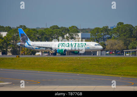 Orlando, Florida. März 02, 2019. Frontier Flugzeuge auf der Piste vorbereiten für den Abflug vom Internationalen Flughafen Orlando (MCO) (1) Stockfoto