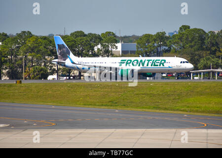 Orlando, Florida. März 02, 2019. Frontier Flugzeuge auf der Piste vorbereiten für den Abflug vom Internationalen Flughafen Orlando (MCO) (2) Stockfoto