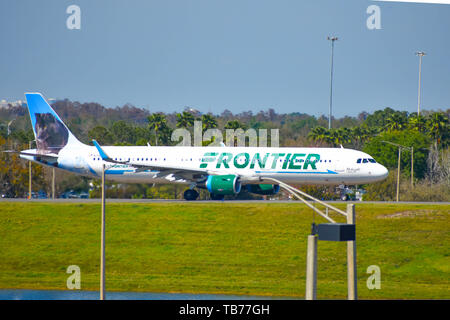 Orlando, Florida. März 02, 2019. Frontier Flugzeuge auf der Piste vorbereiten für den Abflug vom Internationalen Flughafen Orlando (MCO) (4) Stockfoto