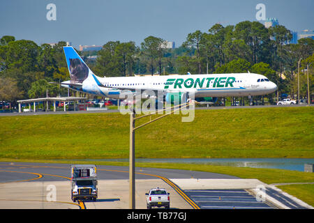 Orlando, Florida. März 02, 2019. Frontier Flugzeuge auf der Piste vorbereiten für den Abflug vom Internationalen Flughafen Orlando (MCO) (3) Stockfoto