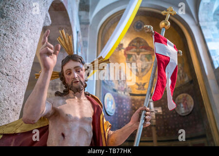 Statue im Innenraum der Pfarrkirche St. Nikolaus, Bad Reichenhall, Berchtesgadener Land, Oberbayern, Bayern, Deutschland | Statue im St. Nikolau Stockfoto