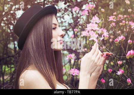 Schönen weiblichen Gesichts, Profil. Gesunde Frau mit klaren Haut und Frühlingsblumen Stockfoto