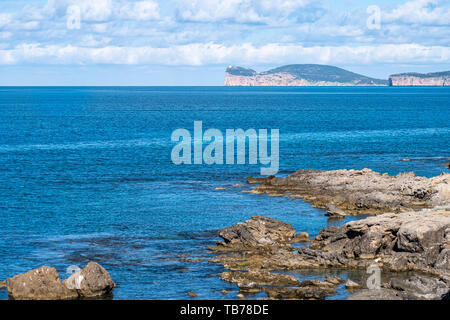 Blick von Capo Caccia bei Alghero (L'Alguer), Provinz Sassari, Sardinien, Italien. Berühmt für die Schönheit der Küsten und Strände und seiner historischen Stockfoto