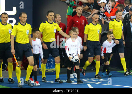 Kiew, Ukraine - 26. MAI 2018: Schiedsrichter und Spieler an die Tonhöhe der NSC Olimpiyskiy Stadion gehen in Kiew vor dem UEFA Champions League Finale 2018 Stockfoto