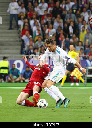 Kiew, Ukraine - 26. MAI 2018: Andy Robertson (L) von Liverpool kämpft für eine Kugel mit Cristiano Ronaldo von Real Madrid in der UEFA Champions Leag Stockfoto