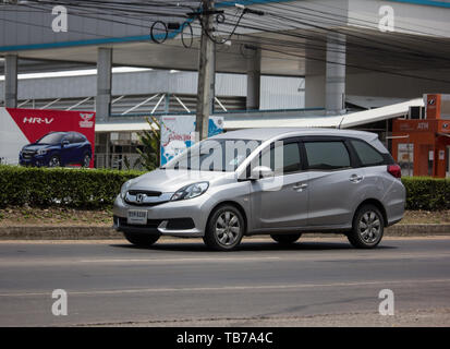 Chiangmai, Thailand - 21. Mai 2019: Private Honda Mobilio van. Foto an der Straße Nr. 121 ca. 8 km von der Innenstadt von Chiang Mai, Thailand. Stockfoto