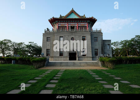 Äußere des dreistöckigen Gebäude namens Juguang Turm 1953 mit einer traditionellen chinesischen Stil als Symbol für die bewegte Geschichte des Kinmen in Jincheng Township, Kinmen Grafschaft oder Insel, Taiwan gebaut Stockfoto