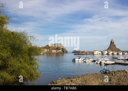 Aci Trezza Sizilien, schöne Aussicht auf die Zyklopische Insel vom Hafen, den malerischen Blick in den blauen Himmel und Meer Stockfoto