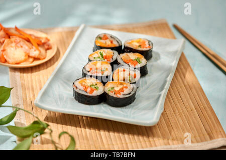 Koreanische roll Gimbap (kimbob) von gedämpftem Reis (BAP) und verschiedenen anderen Zutaten Stockfoto