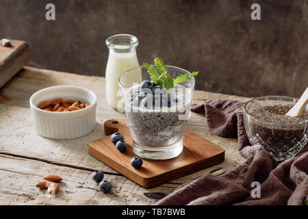 Chia Milchreis mit Beeren und Milch, süße pflegende Dessert, gesundes Frühstück superfood Konzept Stockfoto