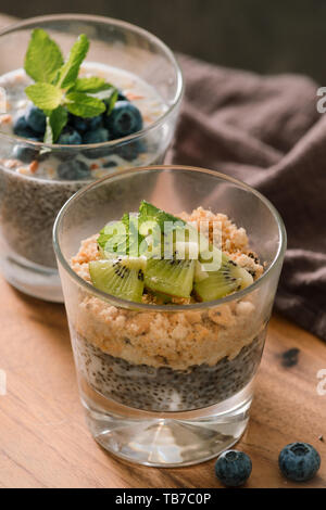 Gesundes Frühstück - Schüssel Müsli, Beeren und Obst, Nüsse, Kiwi, Milch Stockfoto