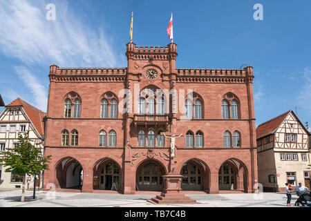 Das neogotische Rathaus in Tauberbischofsheim, Main-Tauber-Kreis, Baden-Württemberg, Deutschland | Die neo-gotischen Rathaus in Tauberbischofsheim, M Stockfoto