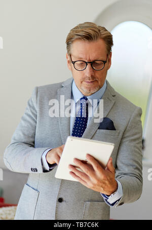 Unternehmer Halten des iPad Stockfoto