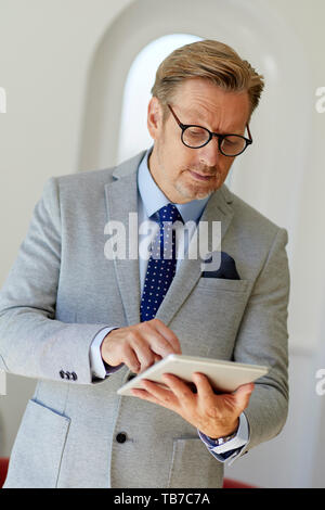 Unternehmer Halten des iPad Stockfoto